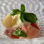 アル・ケッチァーノ  - 桃とヤギのリコッタチーズのカプレーゼ（接写）