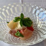 アル・ケッチァーノ  - 桃とヤギのリコッタチーズのカプレーゼ