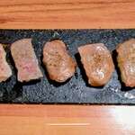 全席個室居酒屋 国産和牛肉寿司と海鮮 とろけ酒場 - 5種盛り合わせ(牛肉寿司)