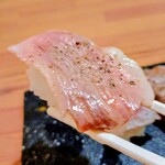 全席個室居酒屋 国産和牛肉寿司と海鮮 とろけ酒場 - 5種盛り合わせ(牛肉寿司)の上カルビリフト