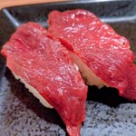 全席個室居酒屋 国産和牛肉寿司と海鮮 とろけ酒場 - 馬寿司赤身2貫アップ