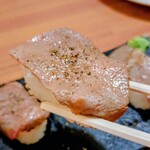 全席個室居酒屋 国産和牛肉寿司と海鮮 とろけ酒場 - 5種盛り合わせ(牛肉寿司)の上ミスジリフト