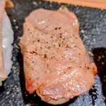 全席個室居酒屋 国産和牛肉寿司と海鮮 とろけ酒場 - 5種盛り合わせ(牛肉寿司)の牛タン