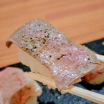 全席個室居酒屋 国産和牛肉寿司と海鮮 とろけ酒場 - 5種盛り合わせ(牛肉寿司)の牛赤身リフト