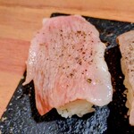 全席個室居酒屋 国産和牛肉寿司と海鮮 とろけ酒場 - 5種盛り合わせ(牛肉寿司)の上カルビ