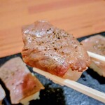 全席個室居酒屋 国産和牛肉寿司と海鮮 とろけ酒場 - 5種盛り合わせ(牛肉寿司)の牛タンリフト