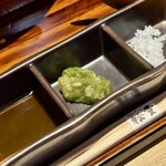 すき焼き 牛しゃぶ 松重 - 薬味はタレ・ワサビ・塩