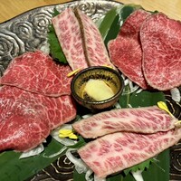 すき焼き 牛しゃぶ 松重 - この日の二種盛りは　トウガラシと三角バラ　