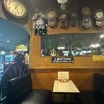 喫茶 マロン - 古い壁時計がたくさん。その下には電車マニアが好きそうなモノも。