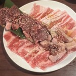 牛角 - 肉の盛り合わせ(2人前)