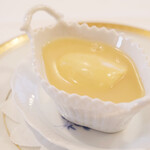 ポアブル - ランチコース　7370円 の新玉葱のフラン ジャガイモの温かいスープ