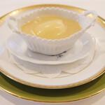 ポアブル - ランチコース　7370円 の新玉葱のフラン ジャガイモの温かいスープ