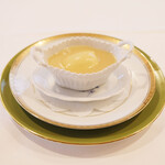 ポアブル - ランチコース　7370円 の新玉葱のフラン ジャガイモの温かいスープ