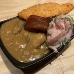 沼津港 サンパチ酒場 - カレー王作 スペシャル海鮮丼カレー