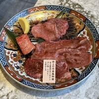 肉の匠 将泰庵  船橋本店 - 極上の将泰庵御膳 4268円
                    ・牛タン2まい
                    ・史上最高のサーロイン2枚
                    ・ハラミ2枚
                    ・五秒ロース2枚