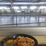 駅そば そば・うどん八起家 - 高崎線を背にした天玉そば