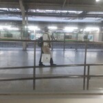 駅そば そば・うどん八起家 - 高崎線と通行人