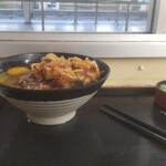 駅そば そば・うどん八起家 - 高崎線を背にした天玉そば