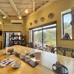 うつわカフェ 茶箪笥 - 2階カフェスペース、窓からは桜の木