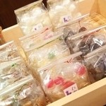 仁倉総本店 - 飴ちゃんも。