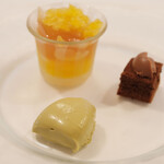 ポアブル - ランチコース　7370円 のスポンジ、ガナッシュ、ピスタチオ、グラニテ