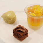 ポアブル - ランチコース　7370円 のスポンジ、ガナッシュ、ピスタチオ、グラニテ