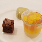 ポアブル - ランチコース　7370円 のスポンジ、ガナッシュ、ピスタチオ、グラニテ