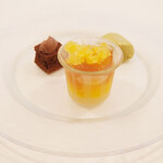 ポアブル - ランチコース　7370円 のスポンジ、ガナッシュ、ピスタチオ、グラニテ