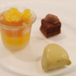 ポアブル - ランチコース　7370円 のスポンジ、ガナッシュ、ピスタチオ、グラニテ