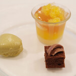 ポアブル - ランチコース　7370円 のスポンジ、ガナッシュ、ピスタチオ、グラニテ