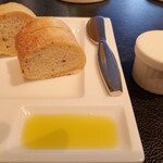 CORK - パン2種=ローズマリー & プレーンのバケットとオリーブオイル＆ 自家製のふわふわホイップバター(パンのお代わり可)
      