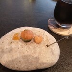 CORK - 小菓子3種=ピーナッツのサブレ、抹茶ときなこのフィナンシ、梅のジュレ