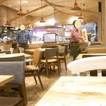 ハタケノパスタ - ウッディでカジュアルな雰囲気の店内　席数８２☆♪