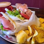 カッフェ ビアンコ - Naomasa(生ハムとチーズ、トマトのジェノヴェーゼソースのパニーニ)(1,300円)