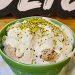 芋やす - ピスタチオとミルクティーのかき氷
