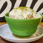 芋やす - ピスタチオとミルクティーのかき氷