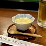 どぜう・四季料理 やぶや - 冷やし茶碗蒸し（お通し）
      冷たくて滑らかでおいし〜い♪(*´༥`*)ｳﾏ~
      具はプリプリの海老、ホタテ、アサリと豪華！(≧∀≦)
      そしてなんといってもやぶやはお出汁が最高♡