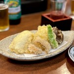 どぜう・四季料理 やぶや - 白甘鯛の天ぷら（¥1,400税込）
      甘鯛の天ぷら、一般に松笠揚げと呼ばれるものは鱗と皮のついたままの身を揚げますが、大将は身から皮を引いて別々に揚げます♪(^^)