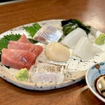 どぜう・四季料理 やぶや - お刺身盛り合わせ（値段不明）
      甘い脂の乗ったきめ細やかなバチ、甘くねっとりした赤イカ、〆加減が絶妙な鯵、炙りの香ばしい太刀魚、そして大ぶりで甘い貝柱♡ヾ('ﾛ'*)ﾉ"ｩﾝﾏｯ!