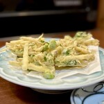 どぜう・四季料理 やぶや - 新生姜かき揚げ（¥640税込）
      今が旬の新生姜を細切りにしたかき揚げ、剥き枝豆、大葉と一緒に♪  ホクホクしながらもみずみずしくツンッ、ピリッとくる生姜の辛さはオトナ味♡( •̀ω• )૭✧ｳﾏｲ