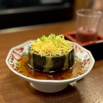 どぜう・四季料理 やぶや - 冷やし丸茄子煮（¥740税込）
      奈良の伝統野菜、丸茄子を、一度揚げたあと熱湯にくぐらせ、優し〜く煮てあります♡(*´ω`*)
      上には錦糸卵とネギを散らしてあって彩りも美しい♪