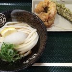 はなまるうどん - はなまるうどん ザ・モール長町店で夕食。
            冷たいぶっかけ小、げそ天、ちくわ磯辺揚げを食した。
            合計560円。