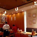 築地玉寿司 - 狭さを感じさせない店内