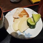 出雲そば やくも - 漬物と焼きあげ半