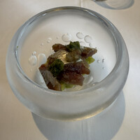 パトゥ - 1皿目
                    根室産秋刀魚のタルタル、水茄子、チミチュリソース。