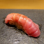 すし 中靜 - 中トロ　この辺から隣の方とお話が佳境に入りお互いお寿司への集中力が薄くなる。お互いに反省。