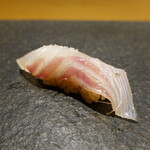 すし 中靜 - 明石　天然真鯛　ねっとりした養殖鯛とは別物、久しぶりに歯触りの良い天然物を頂きました。