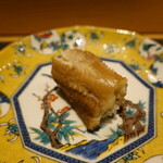 すし 中靜 - 穴子は二人とも塩でお願いした。九谷焼に甘い穴子はよく合います。