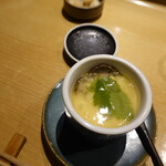 すし 中靜 - 茶碗蒸し、里芋とキンメ入り　魚出しのパンチある逸品。これで一合飲めるが、外気の暑さを考え、自重、自重。