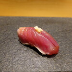 すし 中靜 - 気仙沼　戻り鰹　焙じ茶で燻してある。